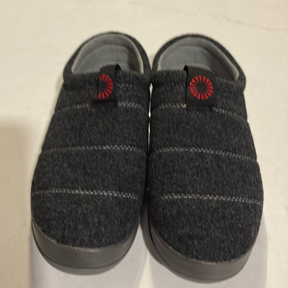 UGG sz 8 men’s slippers or 
women’s sz 91/2 a 10